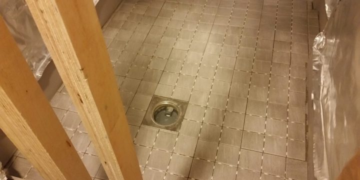 Kylpyhuoneen saneerausta